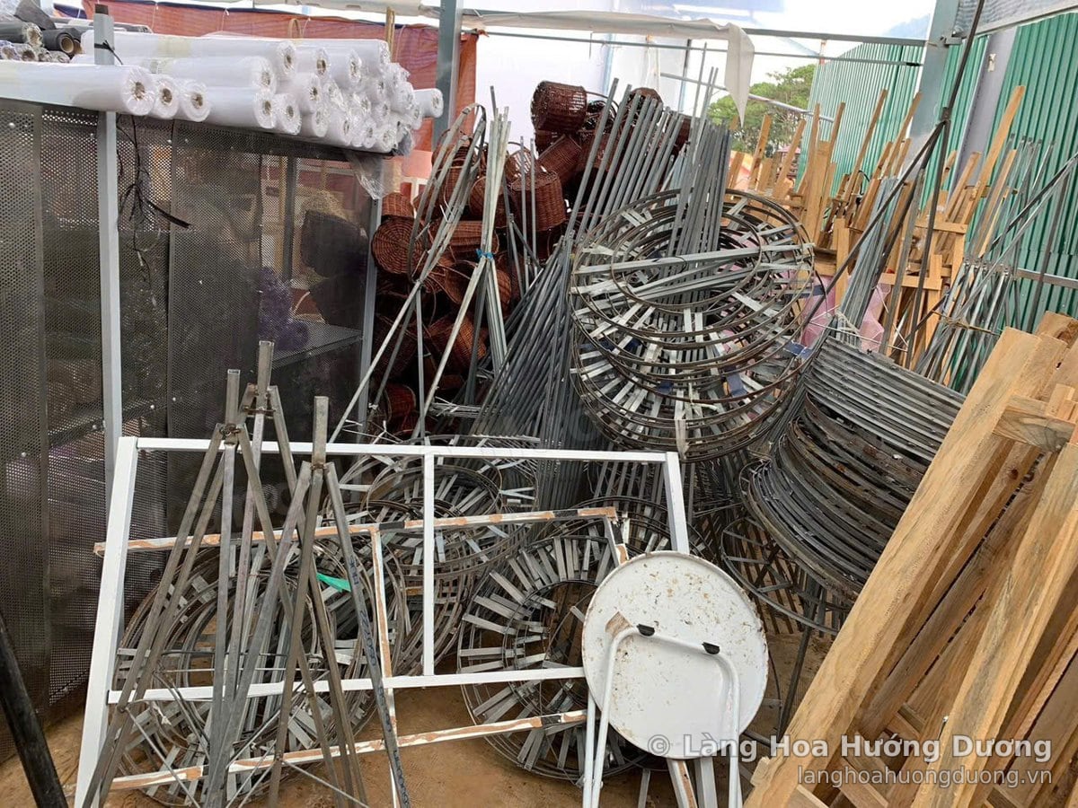 Khung Sắt Và Giá Kim Loại Dựng Hoa